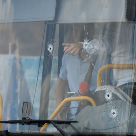 Inspección al autobús con agujeros de bala en el lugar donde se produjo un ataque a tiros en las afueras de Jerusalén, el 8 de septiembre, 2025 REUTERS/Ammar Awad