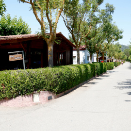 Bungalous i un carrer del Càmping de Prades
