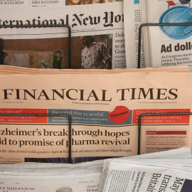 Ejemplares del periódico económico británico 'Financial Times', en un quiosco de prensa en Londres.