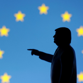 Una figura 3D que representa al presidente de EEUU, Donald Trump, junto a la bandera de la UE.