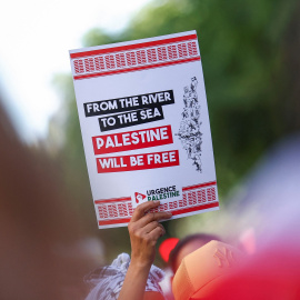Un manifestante levanta una pancarta a favor de Palestina, en una marcha en París contra el genocidio israelí en la Franja de Gaza, el París.