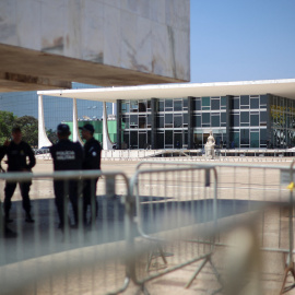 Police officers stand near the Brazil's Supreme Federal Court (STF), during the final phase of the trial of Brazil's former President Jair Bolsonaro, on charges of plotting a coup to overturn the 2022 election, in Brasilia, Brazil, September 9, 2025. REUTERS/Adriano Machado