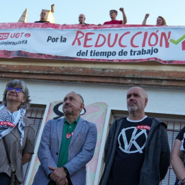 De izq. a der., la secretaria general de UGT Madrid, Susana Huertas, el secretario general de UGT, Pepe Álvarez; el secretario general de CCOO, Unai Sordo y la secretaria general de CCOO Madrid, Paloma López, ante la iglesia de San Carlos Borromeo, en Madrid.