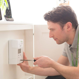 Un operario de Iberdrola instalando un contador.