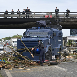 Barricada instalada por manifestantes como parte del movimiento de protesta "Bloquons tout" ("Bloqueemos todo"), en Rennes, noroeste de Francia.