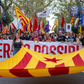 Decenas de personas durante la manifestación de partidos independentistas por la Diada, en plaza Urquinaona, a 11 de septiembre, en Barcelona, Catalunya (España). Las entidades organizadoras de las manifestaciones de la Diada de Catalunya, han instado a la "movilización multitudinaria" en el primer 11 de septiembre sin un presidente independentista al frente de la Generalitat desde hace 12 años.Lorena Sopêna / Europa Press11 SEPTIEMBRE 2024;MANI;DIADA;CATALUÑA;11/9/2024