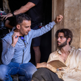 El cineasta Alejandro Amenábar con el actor Julio Peña, en el rodaje.