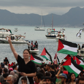 Manifestantes pro-palestinos asisten a una concentración en apoyo a la Flotilla Global Sumud en el puerto de Sidi Bou Said, Túnez, este miércoles.