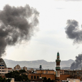 Columnas de humo tras un nuevo ataque aéreo israelí en Saná, Yemen.