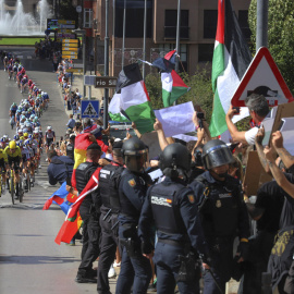 Decenas de personas protestan contra Israel al paso del pelotón por Ponferrada (León)