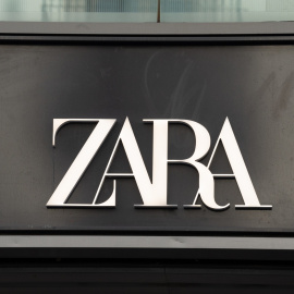 El logo de Zara, la principal marca de Inditex, en una tienda en el centro de Barcelona.