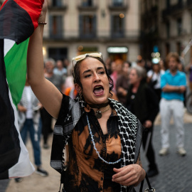 09 de septiembre de 2025, España, Barcelona: La gente protesta en Barcelona tras el presunto ataque con drones israelíes a un barco de la Flotilla Global Sumud en el puerto de Túnez.