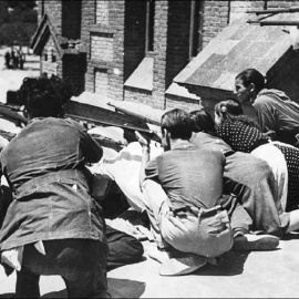 Milicianas y milicianos controlando el Paseo de Extremadura desde la azotea de la iglesia de Santa Cristina, el 19 de julio de 1936.