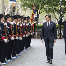 El presidente de la Generalitat de Catalunya, Salvador Illa, pasa revista a la guardia de honor mientras encabeza la ofrenda floral.