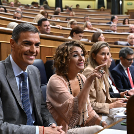 El presidente del Gobierno, Pedro Sánchez, junto a la vicepresidenta primera y ministra de Hacienda María Jesús Montero; durante la primera sesión de control del nuevo período de sesiones en el Congreso.