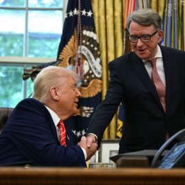 El presidente de Estados Unidos, Donald Trump, estrecha la mano del embajador británico en Estados Unidos, Peter Mandelson.