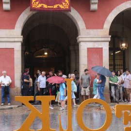 Imatge de l'exterior del Parlament, sota la pluja, aquest 11 de setembre del 2025.