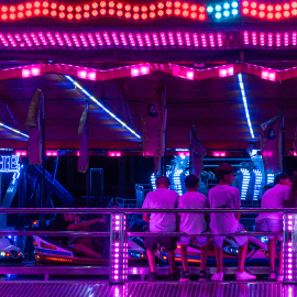Unos jóvenes frente a unos coches de choque en Antequera (Málaga).