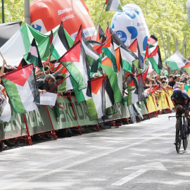 Un ciclista pasa entre los manifestantes durante la 18ª etapa de la Vuelta a España, a 11 de septiembre de 2025, en Valladolid.
