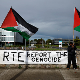 Manifestantes afuera de los estudios de televisión de la emisora ​​pública irlandesa RTE en Dublín, Irlanda, el 11 de septiembre de 2025.