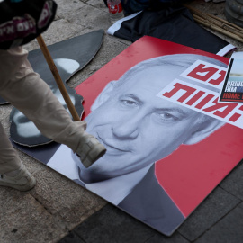 Familiares de rehenes israelíes y sus simpatizantes protestan frente al Museo de la Tolerancia en Jerusalén durante un discurso del primer ministro israelí, Benjamin Netanyahu, este miércoles.