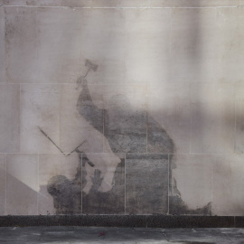 La marca en la pared tras ser borrada la obra de Bansky.