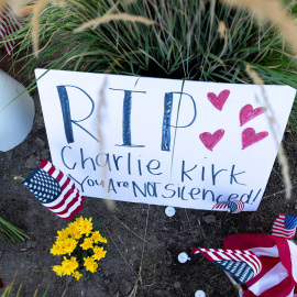 Un mensaje en el altar frente al hospital en el que murió Charlie Kirk.