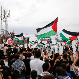 La gente se congrega esperando la salida de la Flotilla en el puerto de Sidi Bou Said, Túnez.