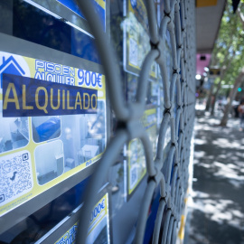 (Foto de ARCHIVO)Escaparate de una inmobiliaria, a 10 de julio de 2025, en Madrid (España). El precio de la vivienda usada en venta subió un 0,5% en junio frente al mes previo y un 7,5% más en tasa interanual, hasta los 2.041 euros por metro cuadrado. En el segundo trimestre del año, el incremento fue del 1,5%, con 44 provincias registrando precios más altos que en el trimestre anterior. La causa detrás de esta alza es el desequilibrio entre oferta y demanda. En zonas tensionadas, la demanda cuadruplica a la oferta, con solo 120.000 viviendas construidas en 2025, frente a las 600.000 necesarias.Eduardo Parra / Europa Press10 JULIO 2025;INMOBILIARIAS;VIVIENDA;ALQUILADA;ALQUILER;RECURSOS10/7/2025