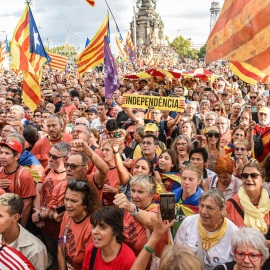 Cientos de personas durante la manifestación convocada por la ANC en Barcelona.