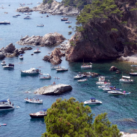 Massificació d'embarcacions a les cales de Mont-ras, al Baix Empordà.