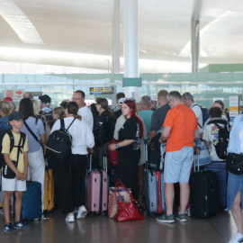 Cues a l'aeroport del Prat coincidint amb les vagues a Ryanair i Menzies