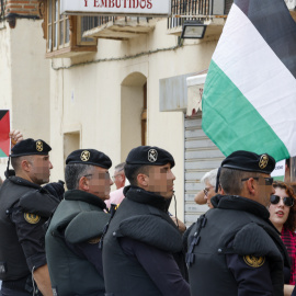 Un grupo de personas se manifiestan a favor de Palestina en la Vuelta.