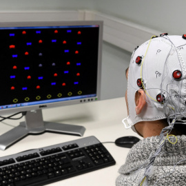 Una persona con una interfaz cerebro-máquina en el Centro Nacional para la Investigación Científica de Francia (Archivo).