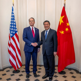 Scott Bessent y He Lifeng en la reunión bilateral entre Estados Unidos y China en Ginebra.