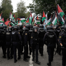 Decenas de personas durante una concentración contra la participación de Israel en la Vuelta Ciclista de España, en el Alto de San Cosme (Pontevedra).