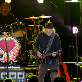 El cantante Neil Young y su banda, en un actuación en Los Ángeles en abril de 2025.