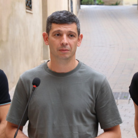 Xavier Pellicer (centre) al costat del secretari general de la CUP, Non Casadevall, i la portaveu, Su Moreno