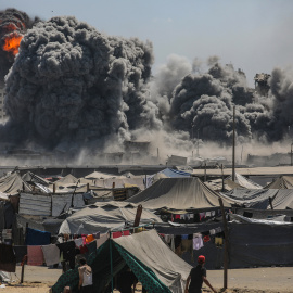 Humo se eleva en la Torre Harmony tras un ataque aéreo israelí al oeste de la Ciudad de Gaza el 10 de septiembre.