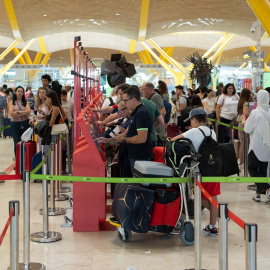 Decenas de personas en el Aeropuerto Adolfo Suárez Madrid-Barajas.