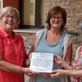 Montserrat i Pilar Camarassa, a l'esquerra i al centre, sostenen la la llamborda en record d'Elisa Cardona, la seva tieta.