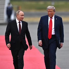 El presidente estadounidense Donald Trump (derecha) y el presidente ruso Vladimir Putin.