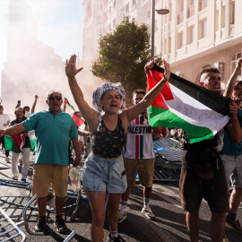 Varias personas con banderas de Palestina irrumpen la Gran Vía