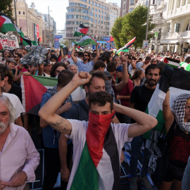Varias personas con banderas de Palestina en la plaza de Callao.