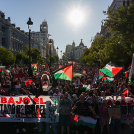 Decenas de personas con banderas de Palestina en la Gran Vía antes de pasar la etapa 21 de la Vuelta Ciclista a España.