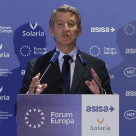 MADRID, 15/09/2025.- El presidente del PP, Alberto Núñez Feijóo, presenta al alcalde de Madrid, José Luis Martínez-Almeida, en un desayuno informativo, este lunes, en un hotel madrileño. EFE/ J.J. Guillén