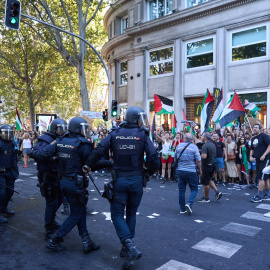 Cargas policiales a varias personas que protestan a favor de Palestina en Atocha, el día de la etapa 21 de la Vuelta Ciclista a España, a 14 de septiembre de 2025.