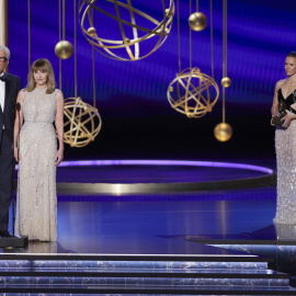 Kristen Bell y Michael Schur entregan a Ted Danson y Mary Steenburgen el Premio Humanitario Bob Hope durante la 77.ª ceremonia anual de los Premios Emmy.