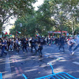 Cargas policiales a manifestantes en las protestas propalestinas de la Vuelta ciclista.