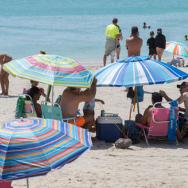 Bañistas en Playa Chica, Fuerteventura, este domingo.
